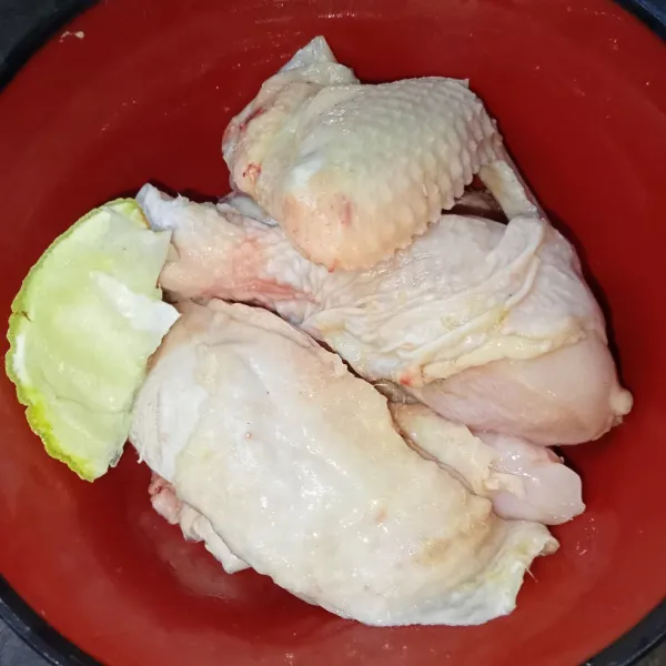 Baluri ayam dengan jeruk nipis.