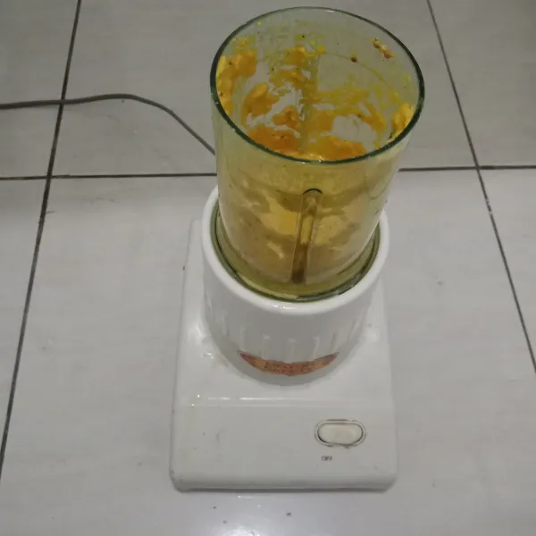 Haluskan bawang putih, bawang merah, ketumbar, kemiri, kunir dan jinten.