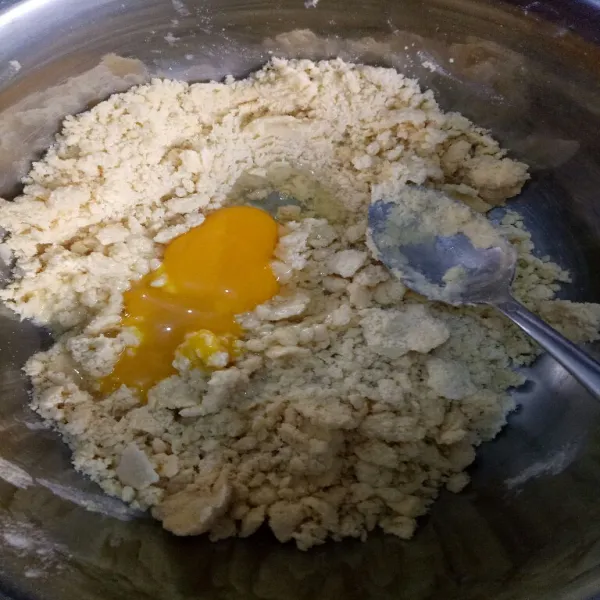 Buat adonan crust terlebih dahulu. Masukkan terigu, mentega, garam dan gula. Aduk kasar menggunakan garpu. Masukkan telur. Aduk rata. Uleni hingga tercampur dan menggumpal.