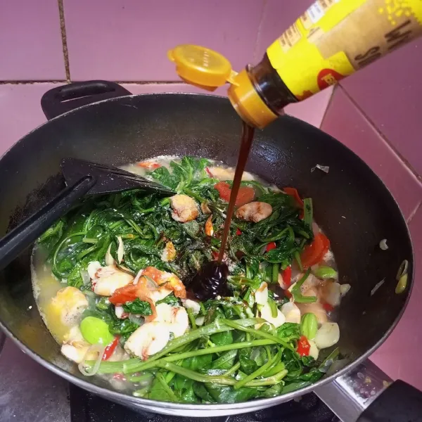Bumbui dengan garam, kaldu jamur, lada bubuk, kecap manis dan saus tiram. 
Aduk rata dan koreksi rasa.