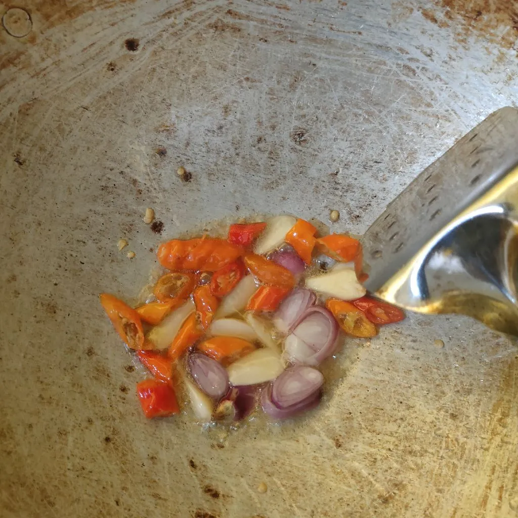 Step 2 Ikan Asap Tumis Pedas