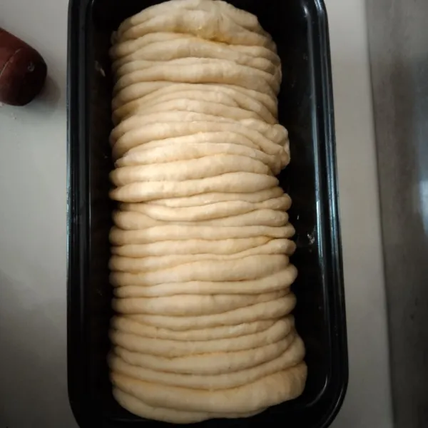 Tumpuk adonan roti yg telah di oles dalam loyang. Diamkan kembali selama 45 menit. Panggang di oven selama 30 menit dengan suhu 190°, sesuai oven masing-masing. Setelah matang, angkat lalu sajikan.
