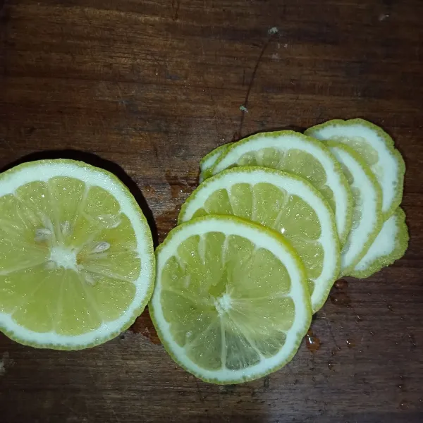 Potong lemon tipis tipis.