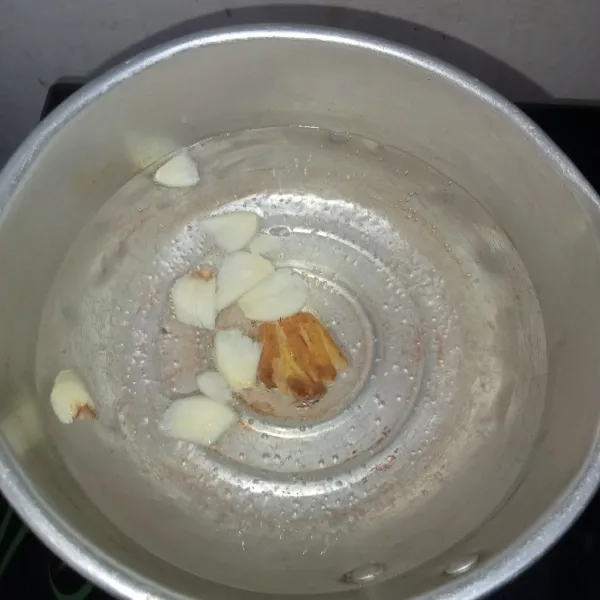 Rebus air hingga mendidih kemudian masukkan bawang putih yang sudah dirajang dan masukkan temukunci yang sudah digeprek.