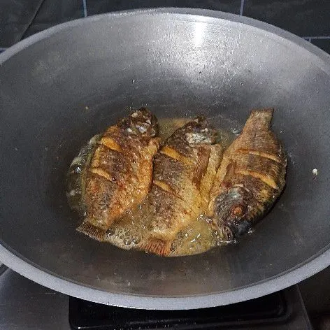 Marinasi ikan selama 15 menit, lalu goreng hingga matang.