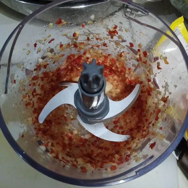 Blender semua bahan bumbu halus.