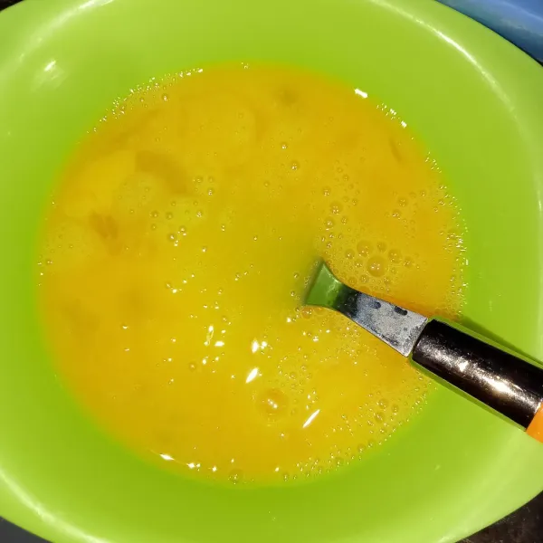 Kocok menggunakan garpu hingga tercampur rata dan sedikit berbusa lalu tuang air aduk rata.