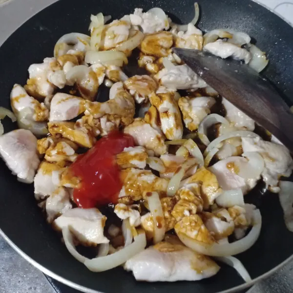 Beri saus tomat dan kecap.