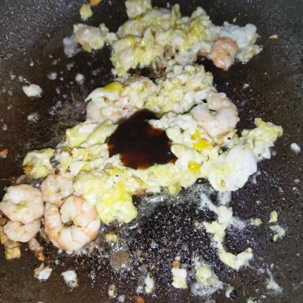 Masukkan telur, lalu buat orak-arik, beri garam, lada bubuk, kaldu bubuk, kecap ikan dan saus tiram, aduk rata.