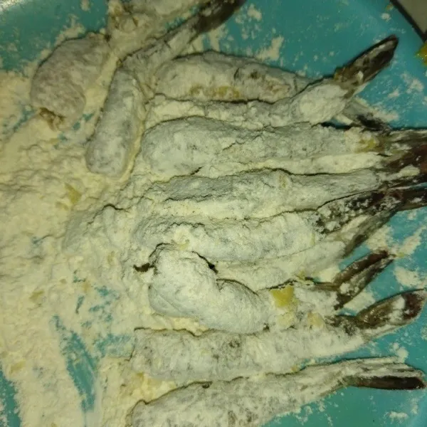 Lalu siapkan tepung terigu, lapisi udang dengan tepung terigu.