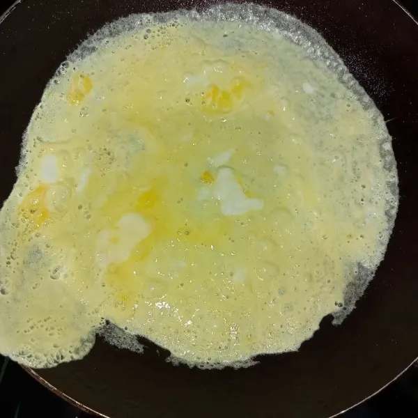 Panaskan teflon olesi dengan minyak secukupnya kemudian tuang kocokan telur dan ratakan diatas teflon. Panggang hingga pinggiran matang.