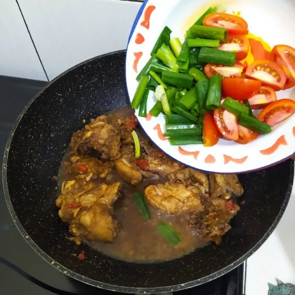 Masukkan irisan bawang prei dan tomat. Lalu masak hingga air menyusut dan sajikan.