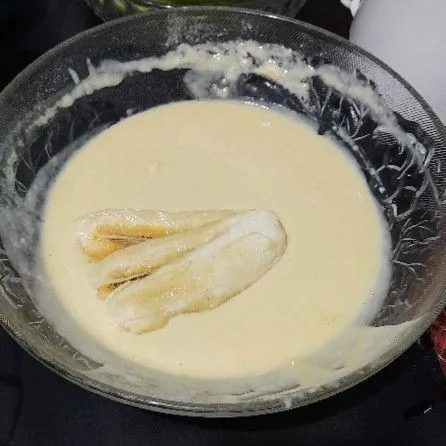 Belah pisang tidak putus lalu celupkan ke dalam adonan.