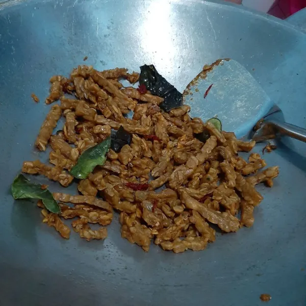 Masukkan tempe goreng. Aduk-aduk hingga tercampur rata.