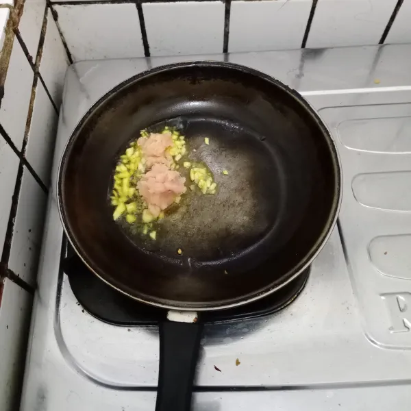 Masukkan ayam. 
Masak hingga ayam berubah warna.