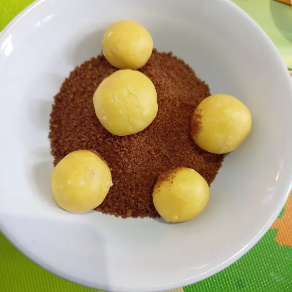 Masukkan adonan ke dalam gula palm sampai gula menempel.