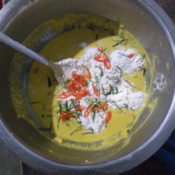 Haluskan bumbu, kemudian pindahkan ke dalam wadah. Masukkan tepung, irisan cabai, dan irisan daun jeruk.