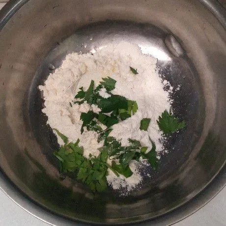 Siapkan wadah. Masukkan terigu, tepung beras, bumbu, seledri yang sudah di rajang.