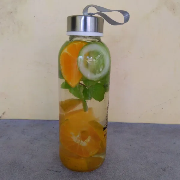 Tutup botol, lalu simpan selama minimal 6 jam. Setelah 6 jam, infuse water siap diminum.