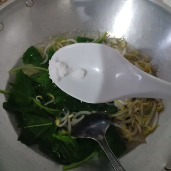 Beri gula dan garam.
