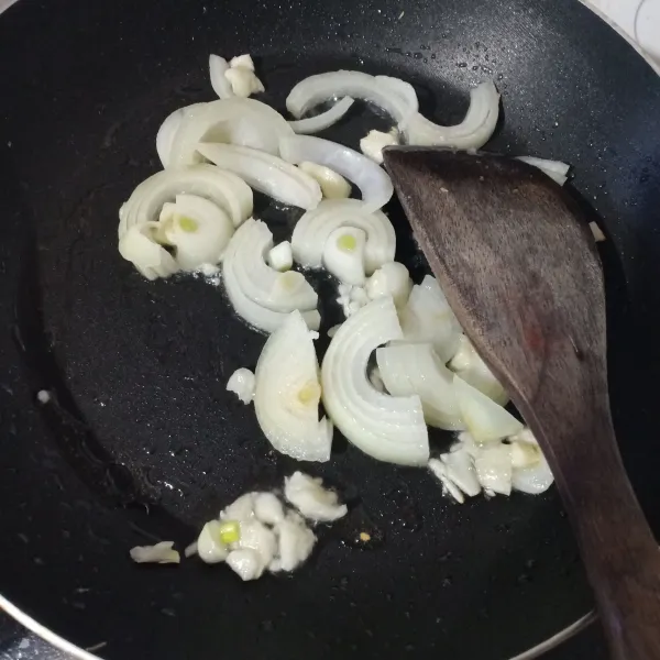 Tumis bawang sampai harum.
