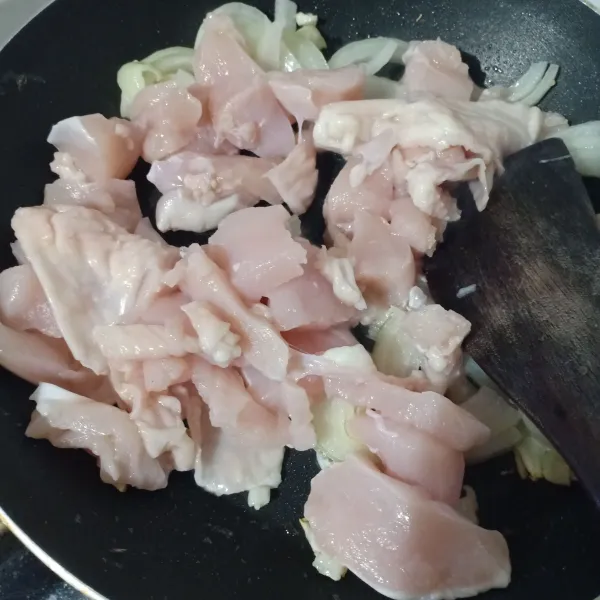 Masukkan ayam, oseng sampai berubah warna.