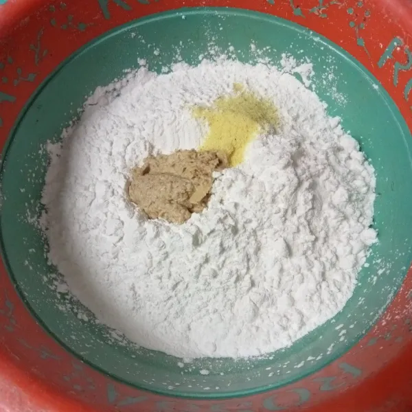 Campur tepung beras, tepung tapioka, bumbu halus, garam dan kaldu ayam bubuk.