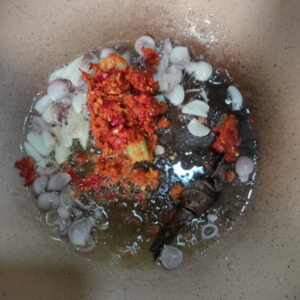 Masukkan bumbu halus, daun salam dan serai. Tumis hingga harum dan matang.