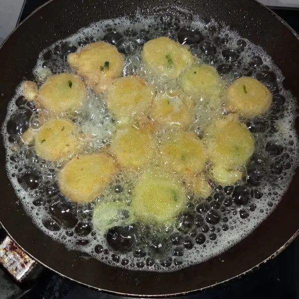 Panaskan minyak lalu masukkan perkedel secukupnya ke dalam teflon dan goreng perkedel hingga kuning keemasan, tiriskan dan perkedel siap disajikan.