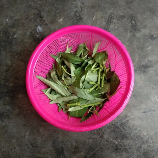 Iris dan bersihkan kangkung.