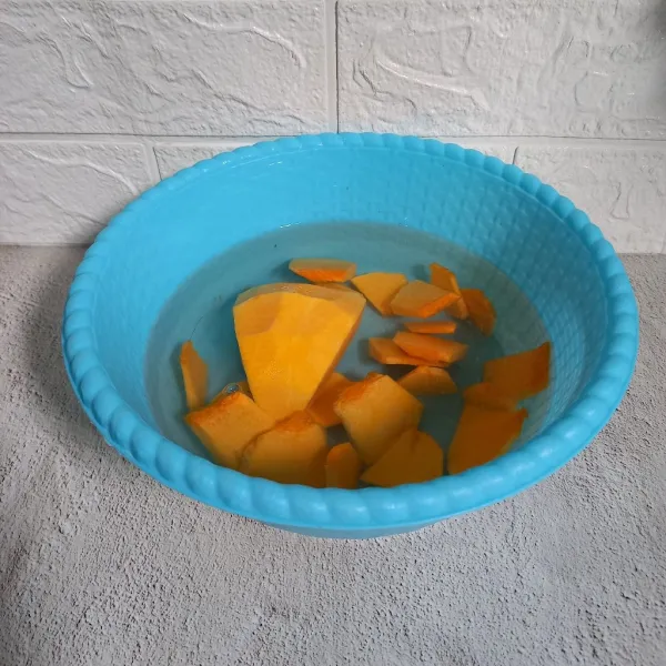 Iris dan cuci labu kuning.