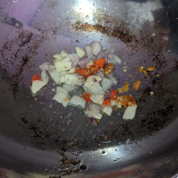 Tumis bawang merah dan bawang putih, setelah harum lalu masukkan cabai rawit. Masukkan saus tiram.