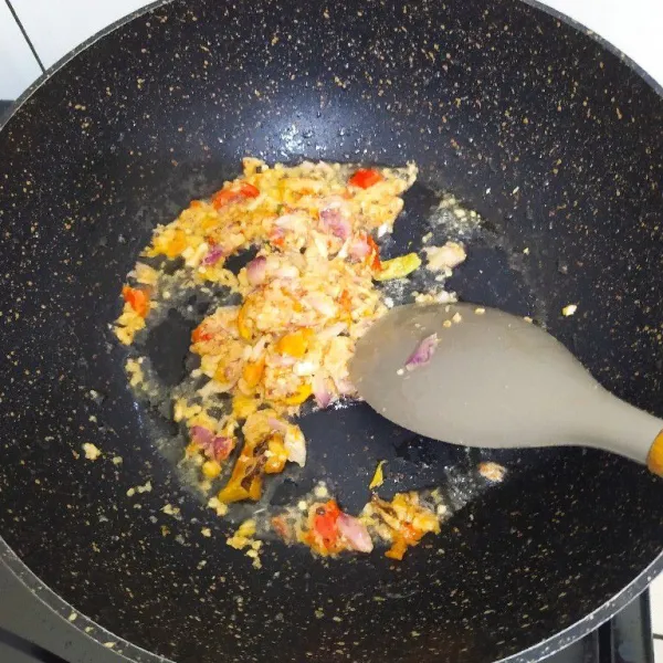 Panaskan secukupnya minyak lalu tumis bumbu hingga harum.