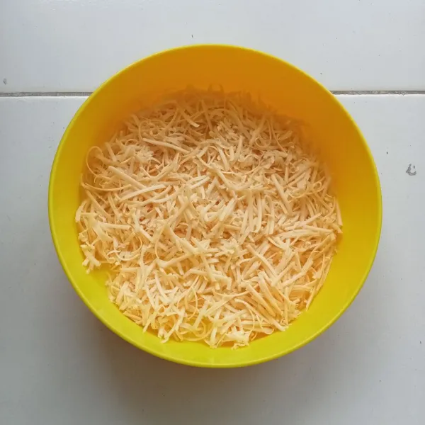 Parut keju edam dan keju cheedar kemudian angin anginkan diteras rumah atau bisa pakai kipas angin.