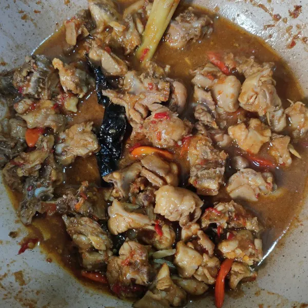 Masak hingga bumbu meresap dan air menyusut, matikan api.