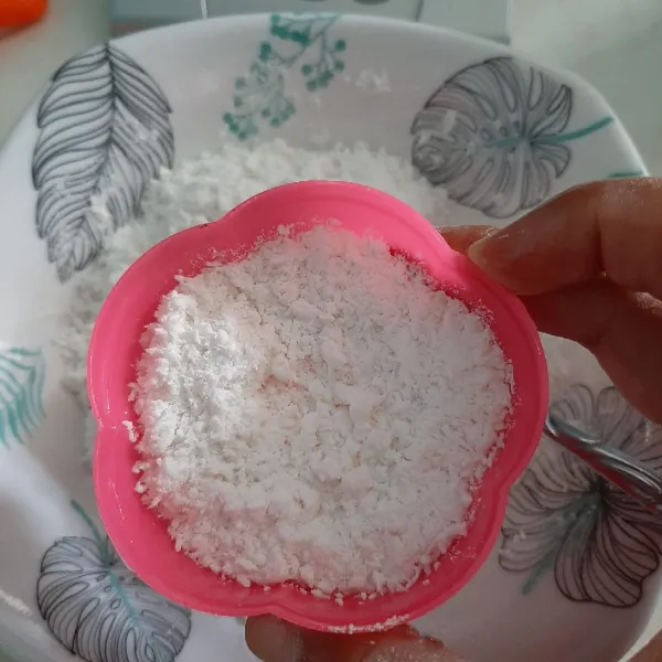 Olesi cetakan dengan minyak. 
Lalu beri adonan setengahnya saja.