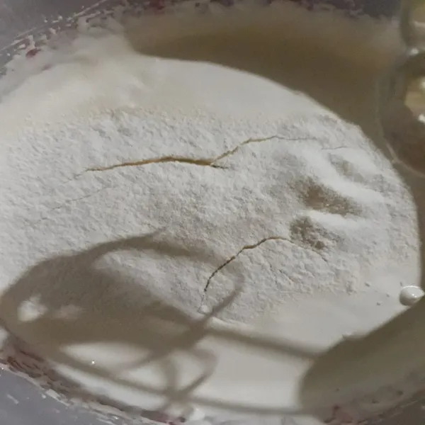 Tambahkan terigu sambil diayak. Lalu aduk balik dengan spatula sampai merata.