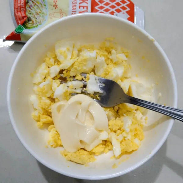 Hancurkan telur, tambahkan mayonnaise lalu aduk rata.