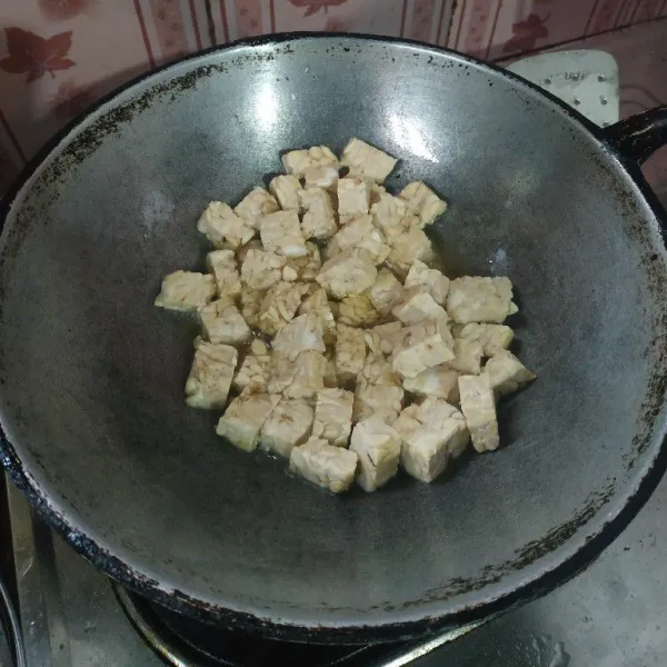 Cuci tempe kemudian potong-potong, lalu goreng hingga setengah matang, selanjutnya angkat dan tiriskan.