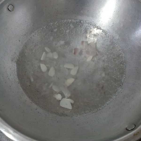 Rebus air dan bawang putih, bawang merah sampai mendidih.