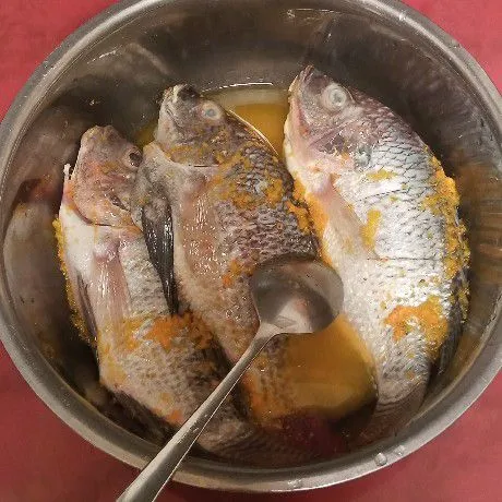 Haluskan bahan bumbu marinasi. Balur merata pada ikan nila. Diamkan 1 jam atau lebih.