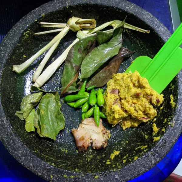Siapkan bumbu halus dan bumbu cemplung.