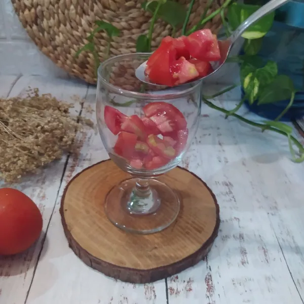 Potong dadu tomat merah, lalu masukkan ke dalam gelas saji.