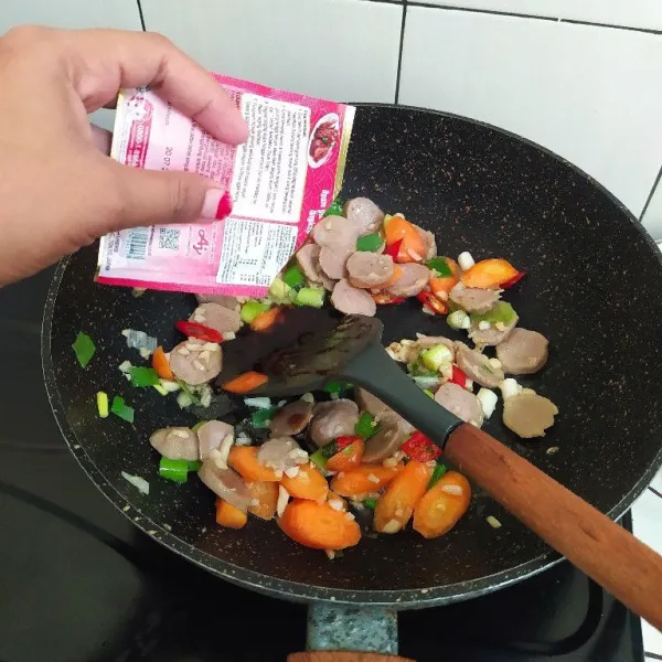 Bumbui dengan saus tiram, saus tomat, garam dan lada bubuk.