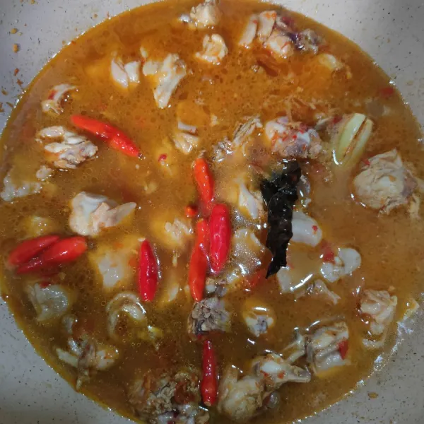 Masukkan air, kecap manis, kaldu bubuk, gula pasir, dan cabe. Masak hingga mendidih, tes rasa. Masak menggunakan api sedang cenderung kecil.