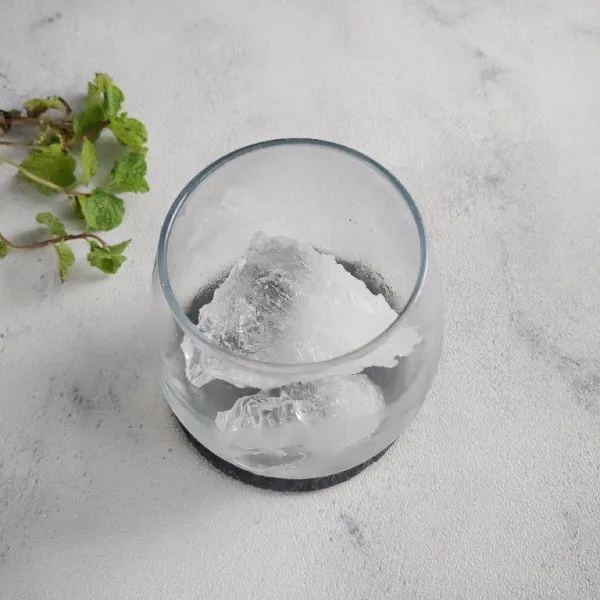 Tuang es batu di dasar gelas.