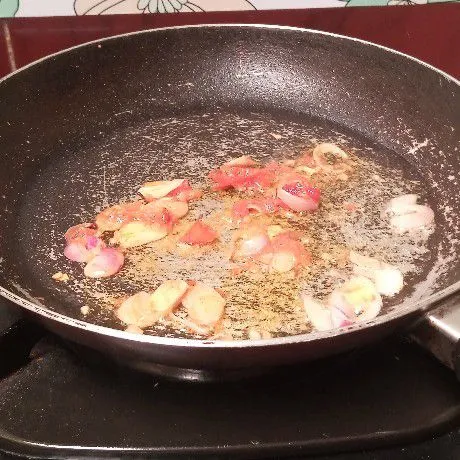 Haluskan tomat dan cabe. Rajang bawang putih dan bawang merah. Kemudian tumis sampai harum.
