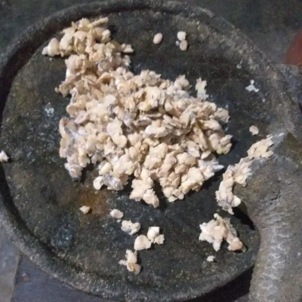 Kukus tempe, kemudian haluskan.