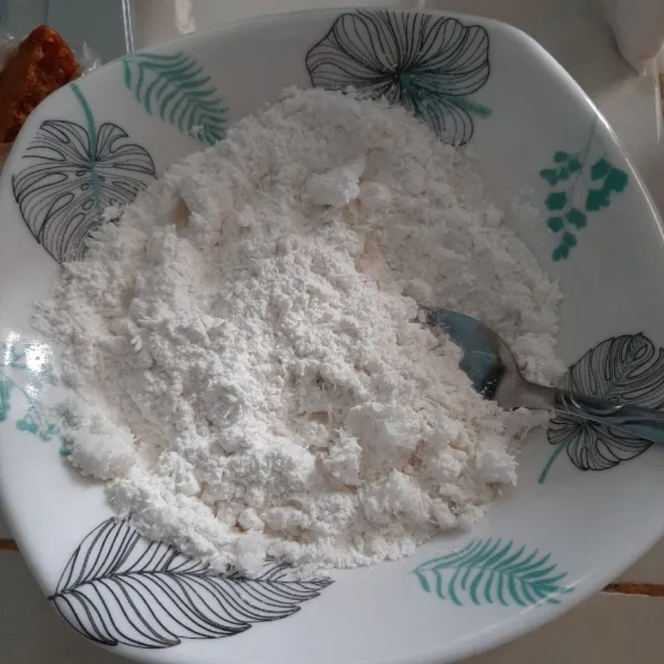 Campur tepung ketan, kelapa parut, garam dan air. 
Aduk rata.