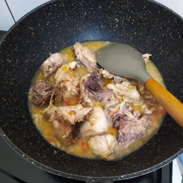 Masukkan ayam lalu tambahkan sedikit air.